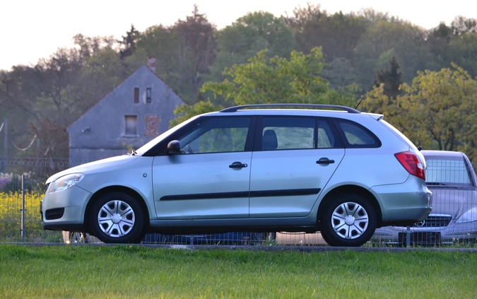 Skoda Fabia cena 13300 przebieg: 114385, rok produkcji 2010 z Chojnów małe 301